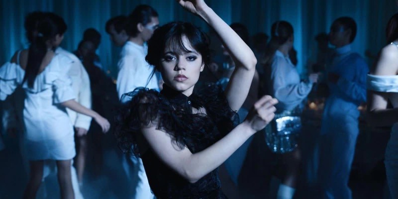 Wednesday: Phim học đường đen tối được cả thế giới tung hô, nữ chính như Conan đi đến đâu có án mạng tới đó - Ảnh 5.