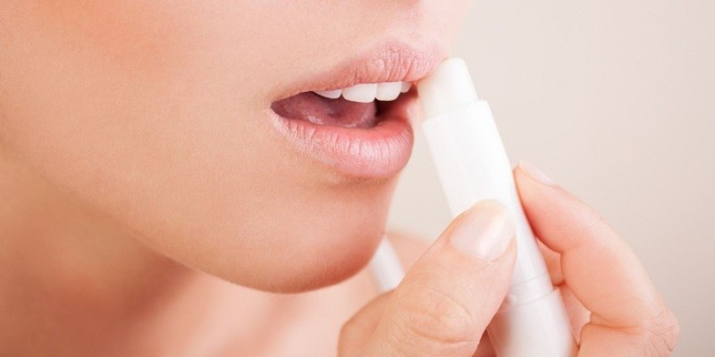 Sử dụng son dưỡng để giúp đôi môi thêm hồng hào, mềm mịn