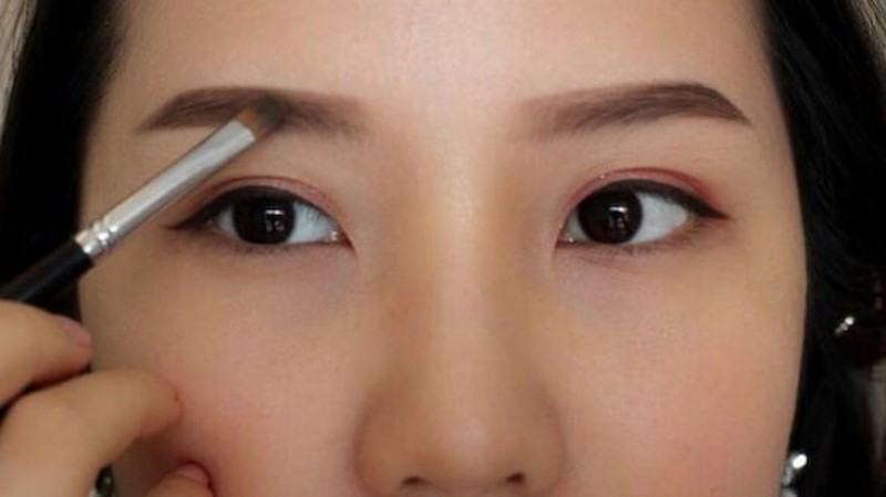Kẻ chân mày ngang tự nhiên theo dáng lông mày vốn có