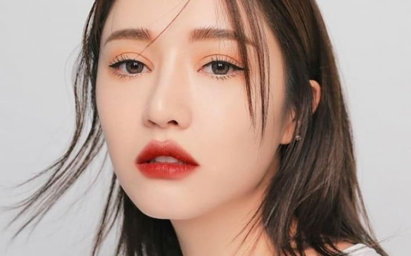 Make up sang chảnh với tone màu đỏ đậm cũng là một biến tấu thú vị