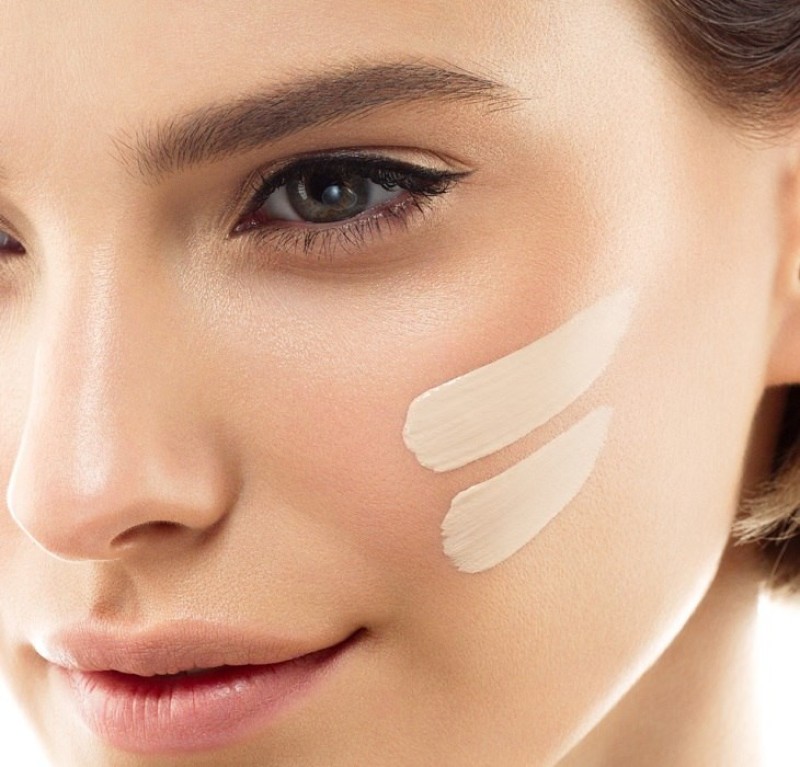 Đánh lớp nền để giúp làm nổi bật các bước trang điểm tiếp theo