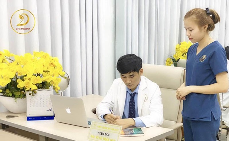 Bác sĩ Duy trực tiếp thăm khám cho bệnh nhân