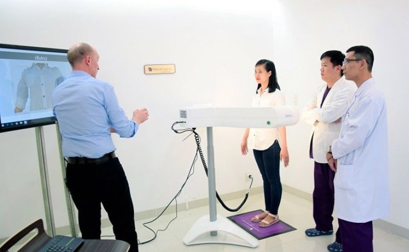 Khách hàng được tư vấn phương pháp nâng ngực phù hợp