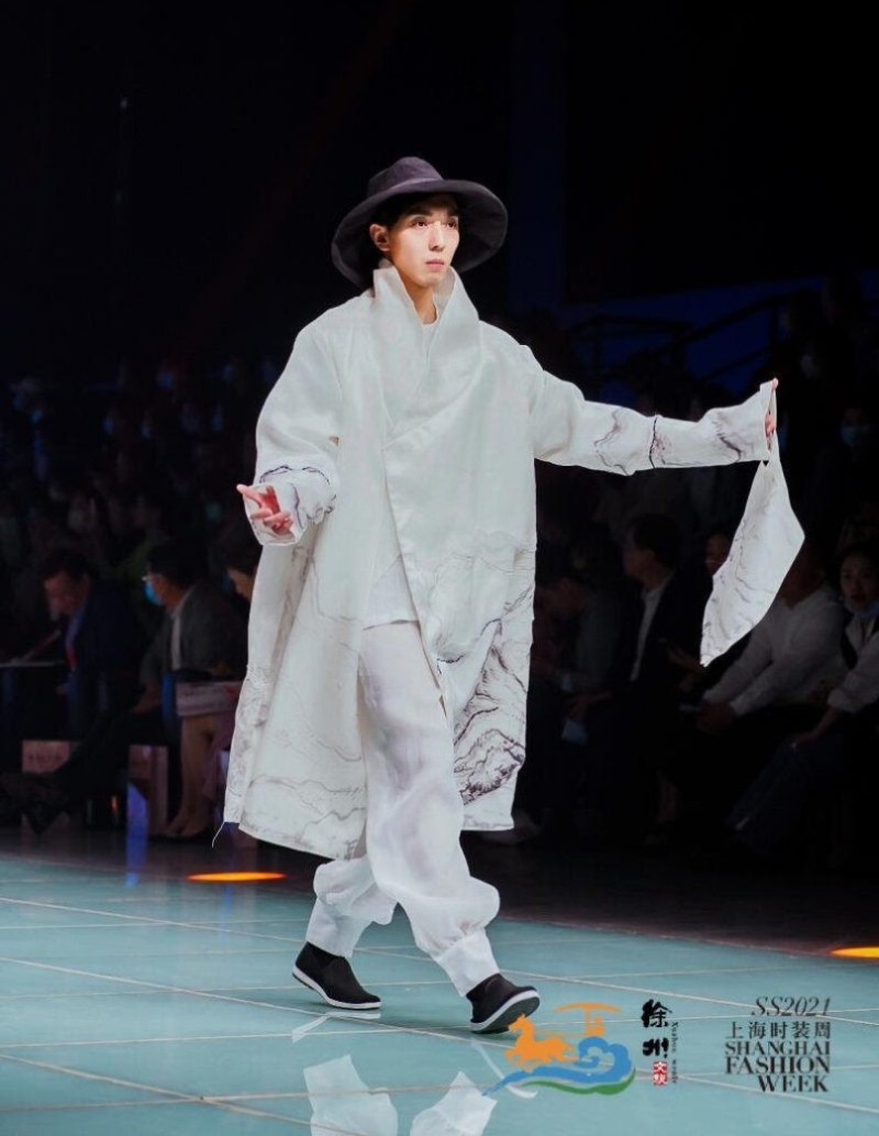 Một buổi trình diễn Hán phục từ Tuần lễ thời trang Thượng Hải SS2021. Hình ảnh: Weibo