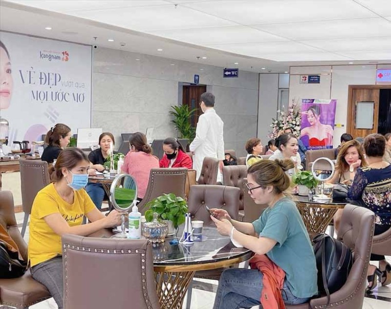 Số lượng khách hàng làm đẹp đến với Kangnam mỗi ngày rất lớn