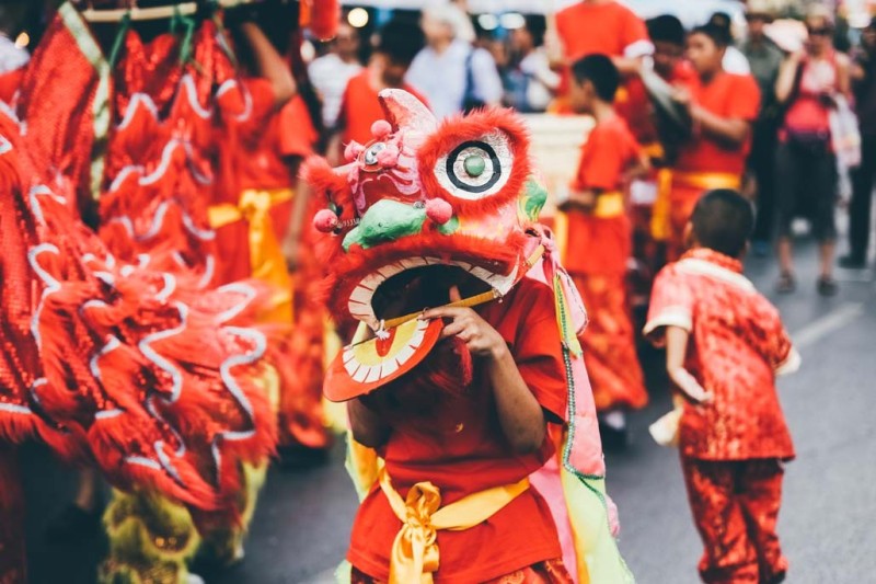 Nhóm người biểu diễn múa lân truyền thống