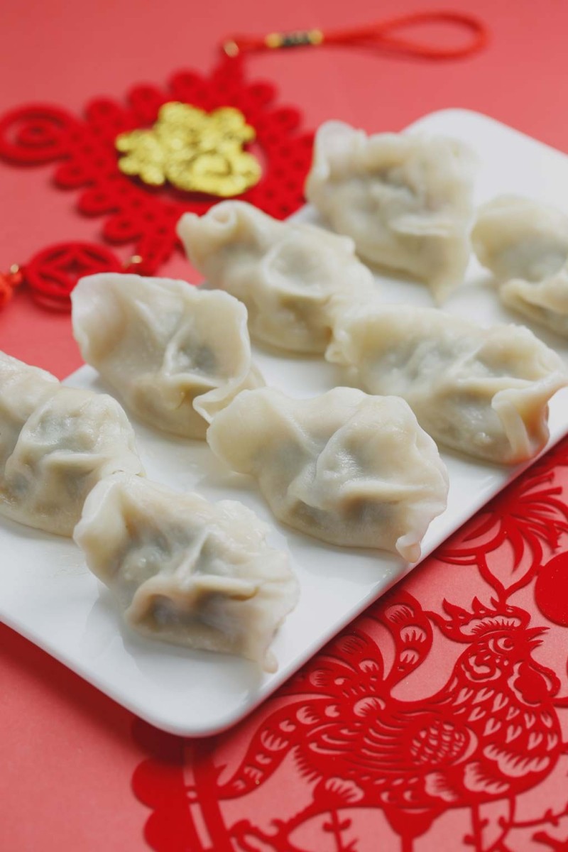 Lễ hội mùa xuân bánh bao và cắt giấy trên nền đỏ