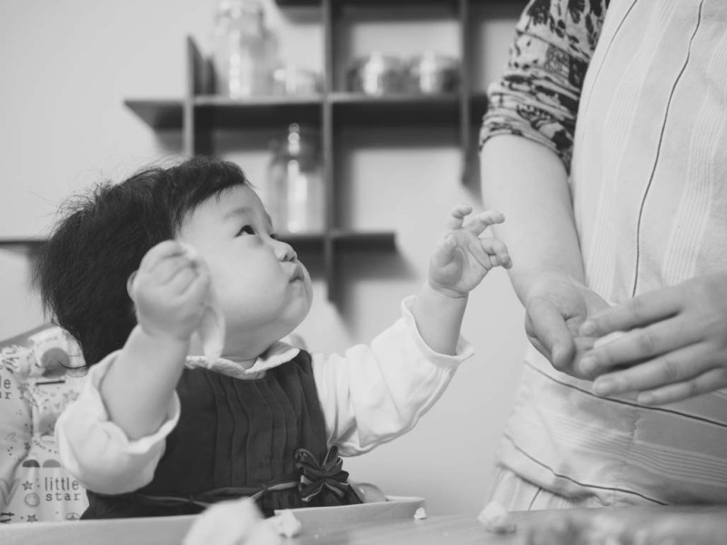 Bé gái đáng yêu làm gyoza cùng mẹ