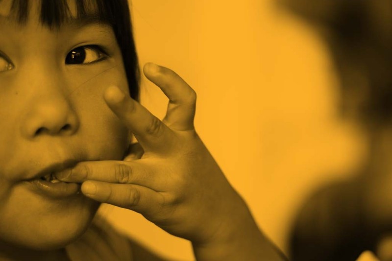 Cận cảnh một cô gái đang ăn mì