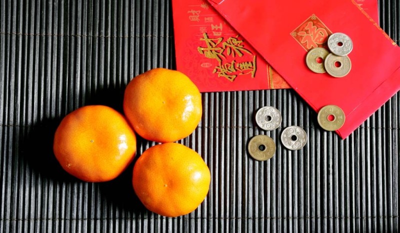 Ba quả quýt, phong bì và tiền xu cho Tết Nguyên Đán