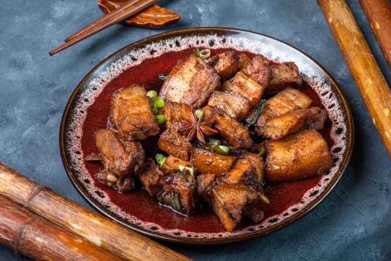 Thịt ba chỉ kho tộ trên đĩa