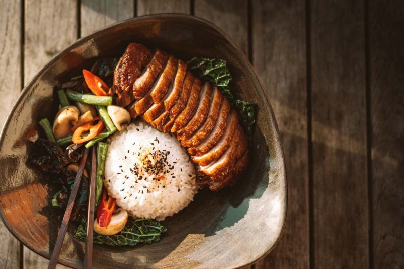 Đĩa vịt, cơm trắng và rau hấp