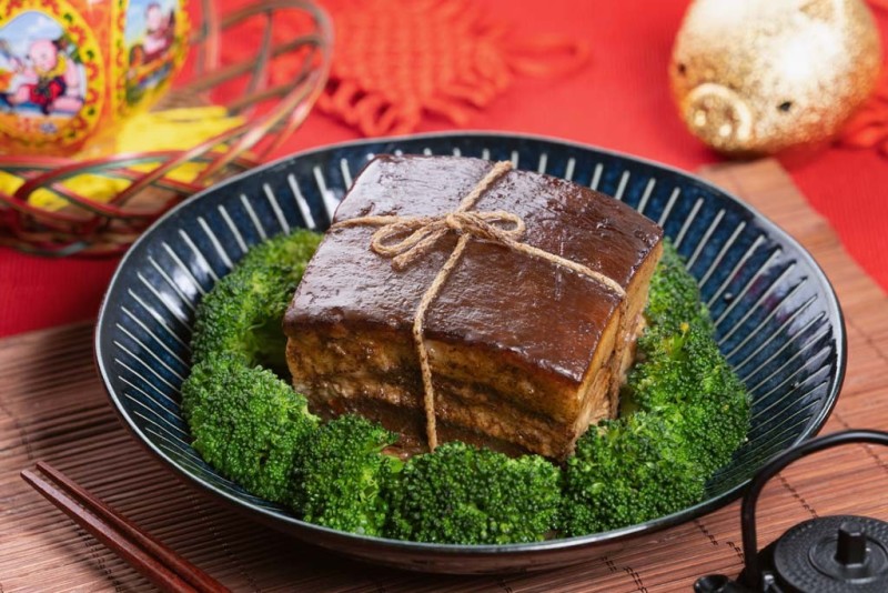 Dong Po Rou được bao quanh bởi bông cải xanh trong bát