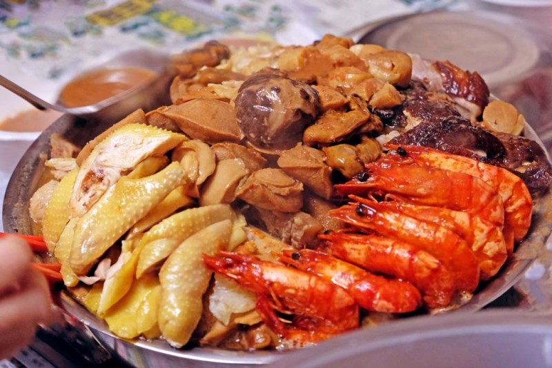 Lẩu tôm, gà, nấm, bào ngư và các loại hải sản khác