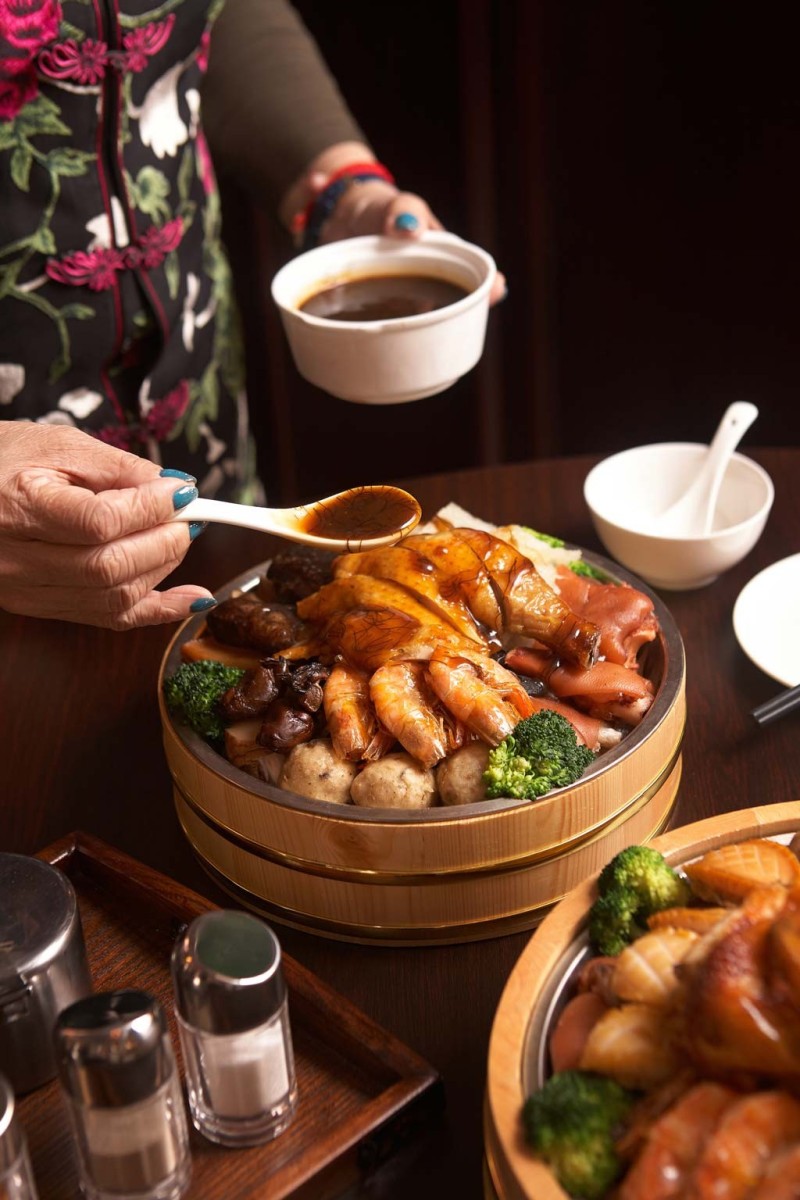 Người phụ nữ trong quá trình làm poon choi