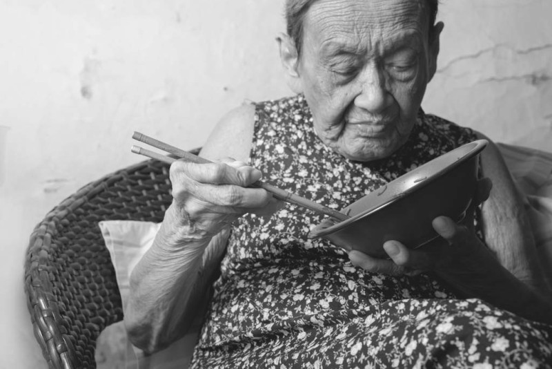 bà ăn bằng đũa từ bát
