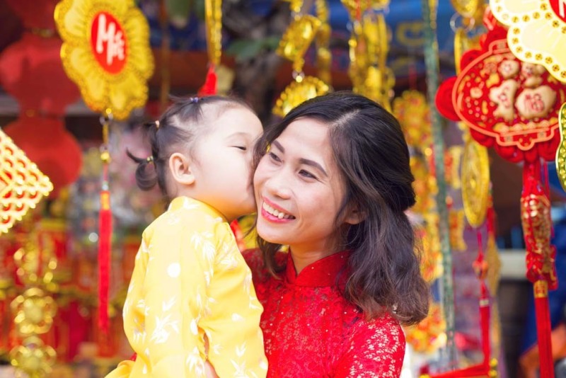 Cô bé hôn mẹ trong dịp Tết Nguyên đán