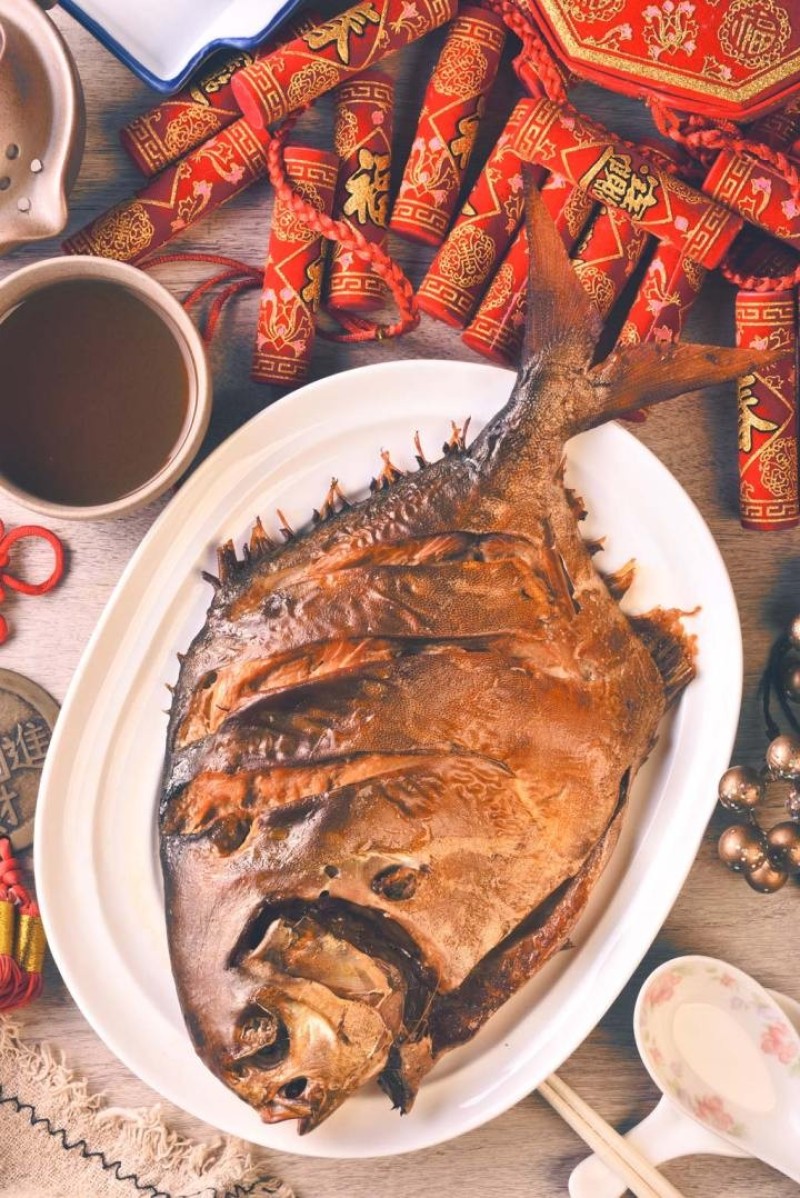 Đĩa trắng cá chim hun khói
