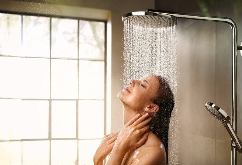 Tắm vòi hoa sen để giúp ngực săn chắc