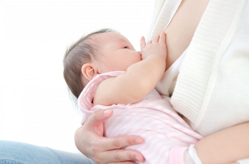 Chị em không nên cai sữa sớm cho trẻ khi chưa đủ tuổi