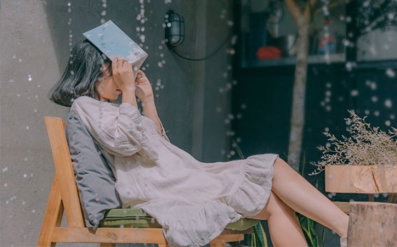 Tạo dáng chụp ảnh buồn ở góc nhỏ của quán cafe sân vườn