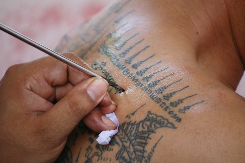 Hình xăm Yantra truyền thống trên lưng của một người đàn ông