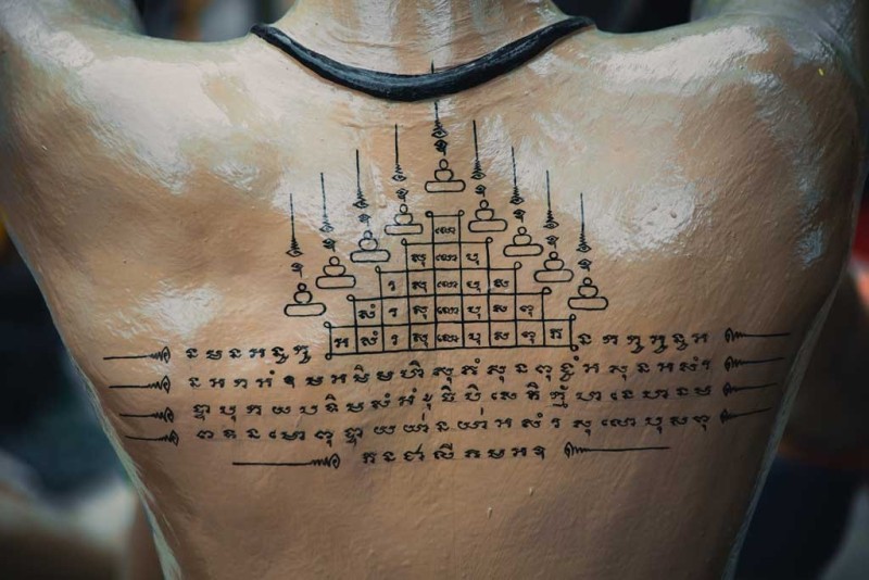 Hình xăm Sak yant trên lưng đàn ông