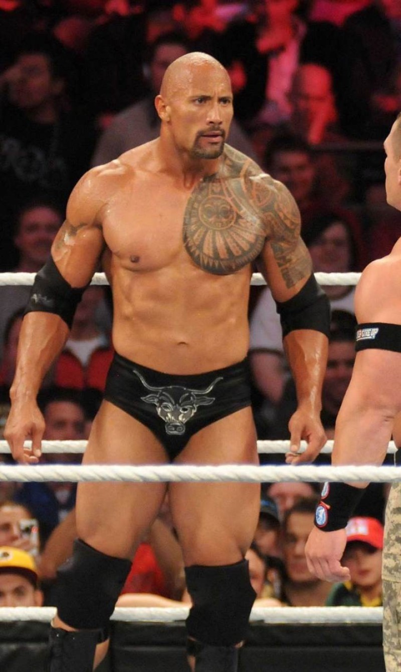 Các đô vật Dwayne Johnson và John Cena trên võ đài đang tranh cãi