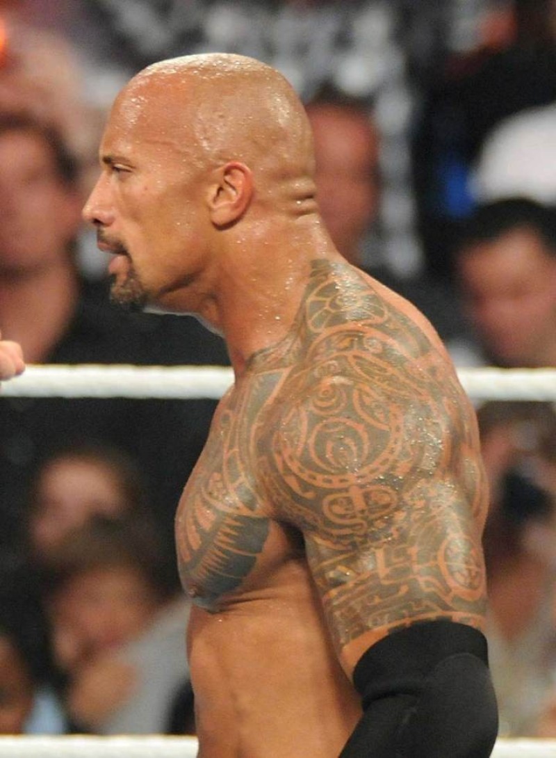 Cận cảnh hình xăm trên cánh tay và ngực của đô vật Dwayne Johnson