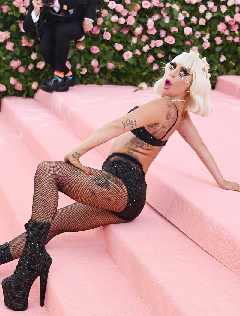 Lady Gaga diện trang phục đen hai mảnh khoe hình xăm tại Costume Institute Benefit