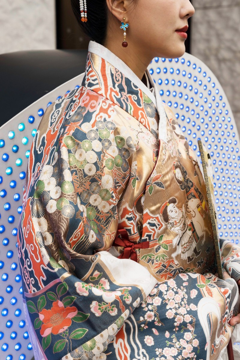 Trong hình ảnh có thể có Quần áo Trang phục Áo choàng Thời trang Áo choàng Kimono Con người và Người