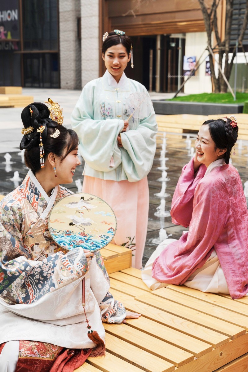 Trong hình ảnh có thể có Quần áo Trang phục Áo choàng Thời trang Con người Áo choàng Kimono và Ayu Gani