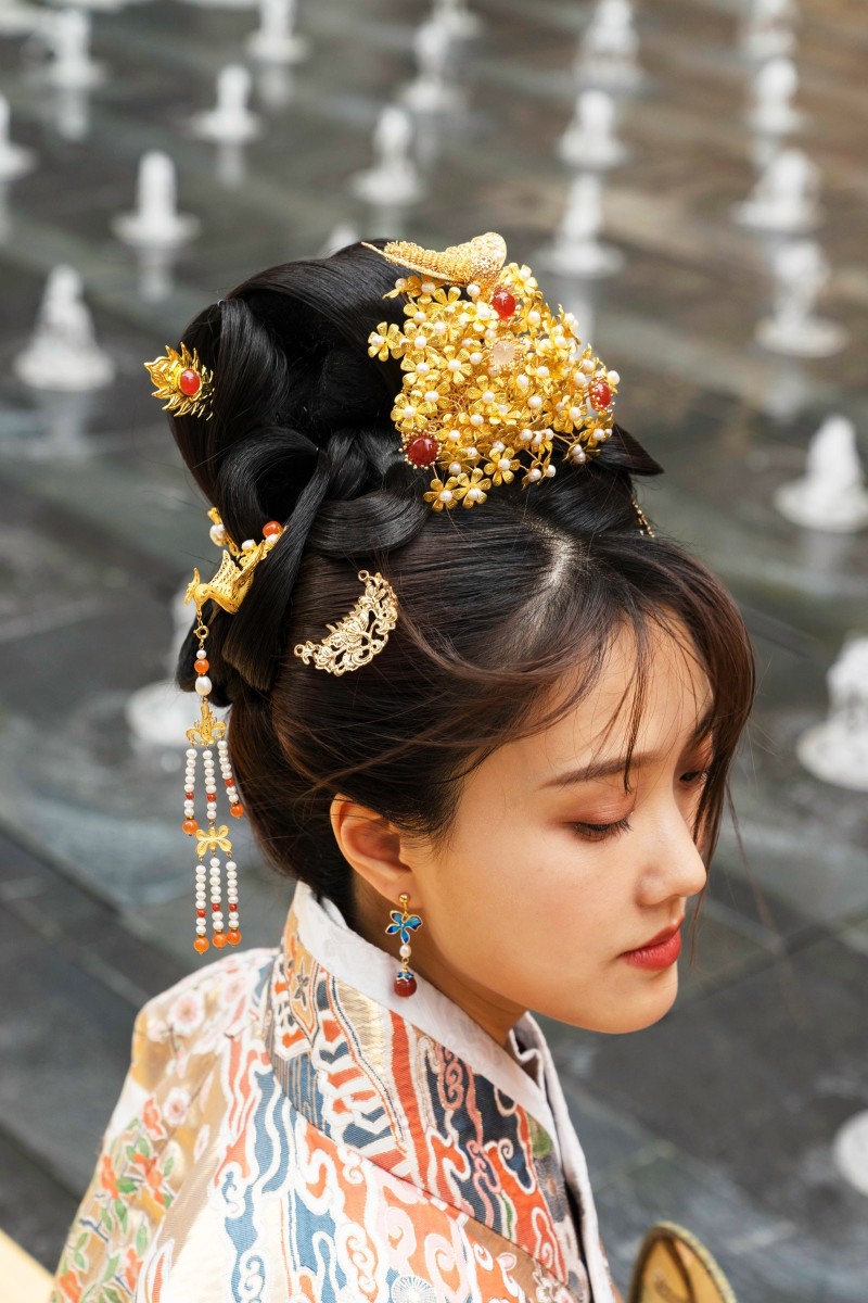Trong hình ảnh có thể có Con người Quần áo Trang phục Phụ kiện và phụ kiện