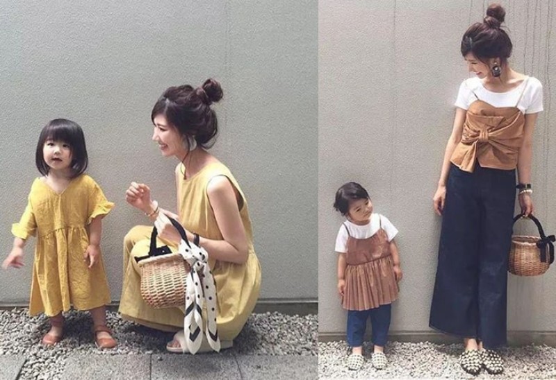 Cách tạo dáng chụp ảnh 2 mẹ con với bức tường