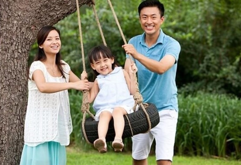 2 Mẹ con tạo dáng chụp hình với xích đu