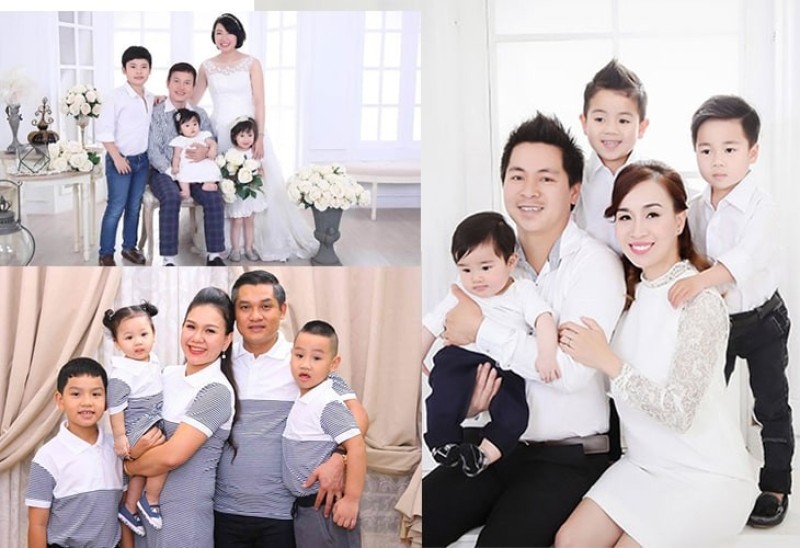 Bố mẹ bế em nhỏ và anh chị đứng 2 bên