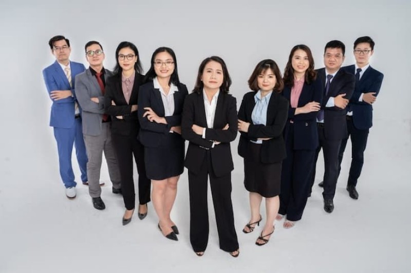 Kiểu tạo dáng khoanh tay trước ngực cũng được ưa chuộng trong ảnh chụp nhóm đông người