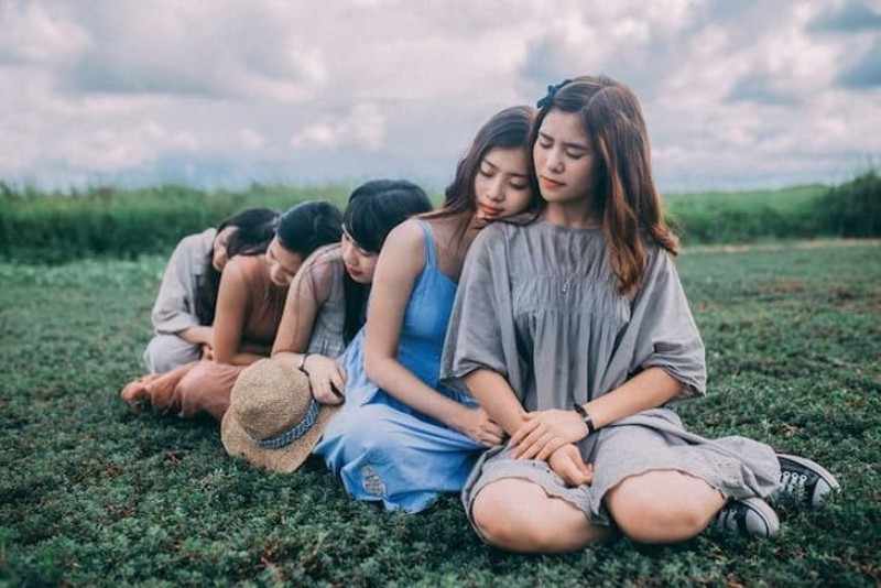 Cả nhóm có thể tạo dáng nghiêng về một phía trong ảnh chụp tập thể