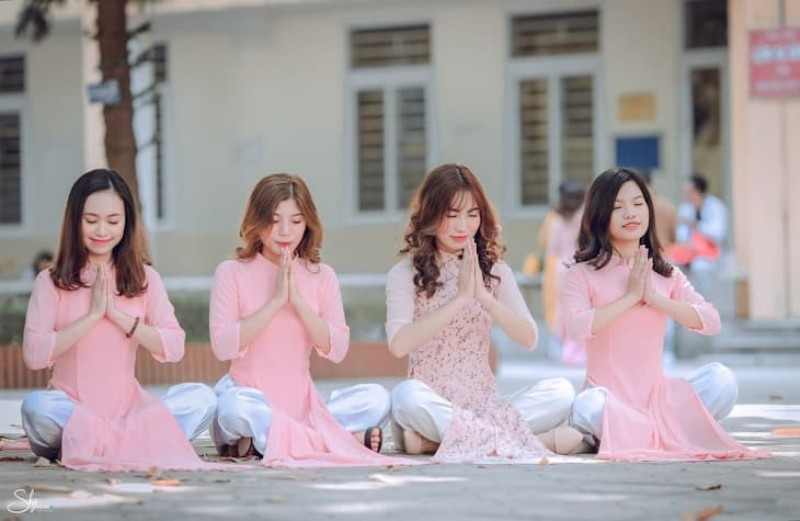 Tạo dáng chụp ngồi xếp bằng có nhiều kiểu biến tấu