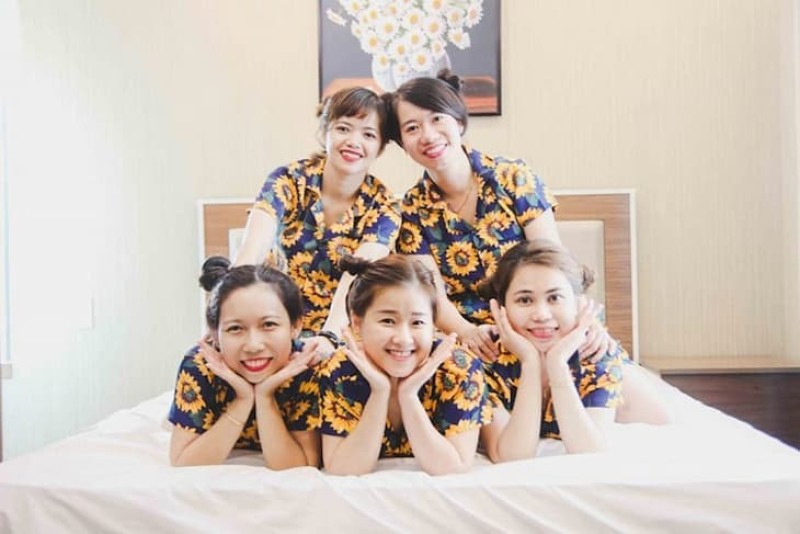 Mọi người trong nhóm có thể nằm cạnh nhau và tạo dáng "bông hoa"