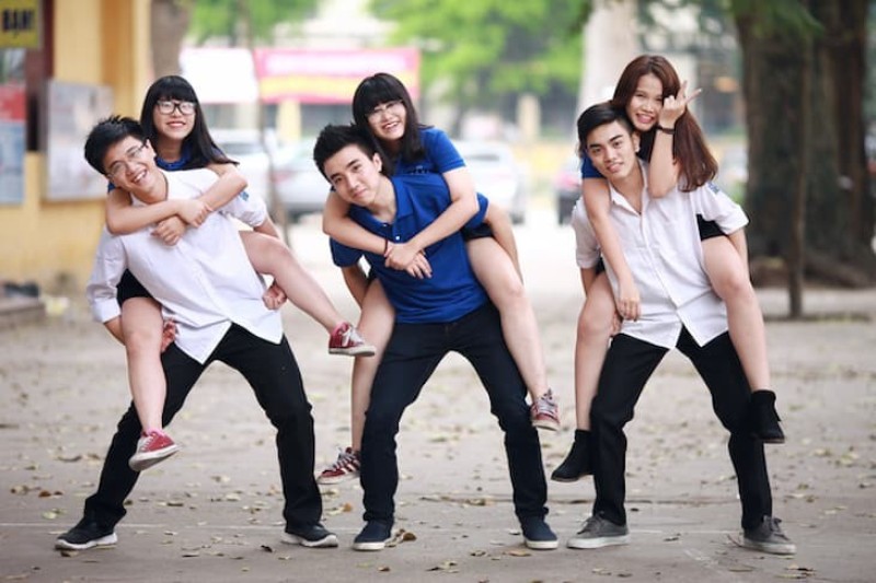 Mọi người trong nhóm có thể tạo dáng cõng nhau để tăng thêm sự tinh nghịch cho ảnh tập thể