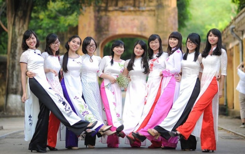 Kiểu đưa chân về phía trước trong ảnh chụp nhóm rất được yêu thích