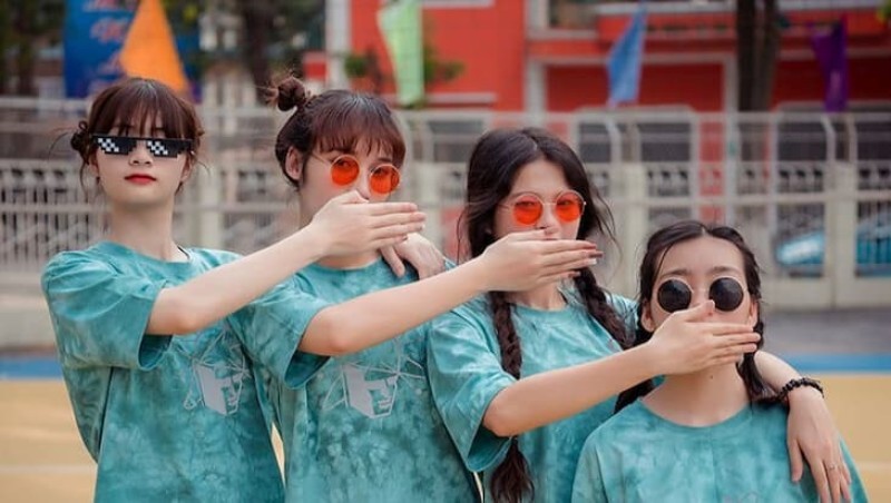 Đứng theo theo thứ tự chiều cao là ý tưởng mới lạ rất dễ áp dụng khi chụp nhóm đông người