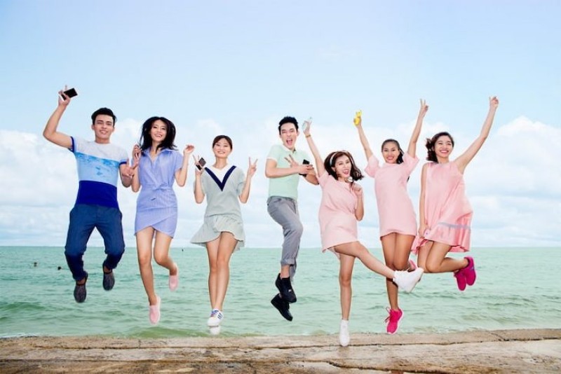 Tạo dáng nhảy lên giúp tấm ảnh nhóm trông tràn đầy sức sống