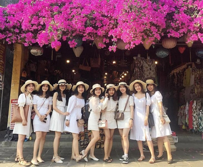 Tạo dáng chụp ảnh nhóm với hoa giấy