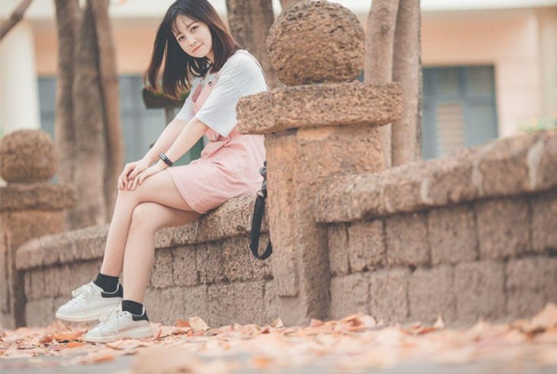 Tạo dáng dễ thương dành cho các nàng ở sân trường