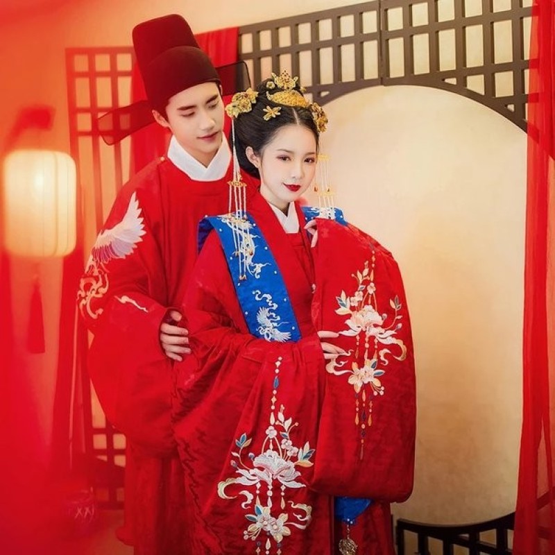 Vương miện chính thức được đội ở Dashan-xiapei (大衫霞帔) là vương miện Phượng hoàng (鳳冠) hoặc vương miện Di (翟冠).