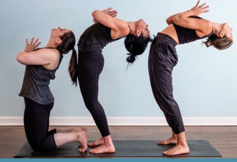 Tạo dáng chuỗi nối tiếp để chụp ảnh Yoga nhóm