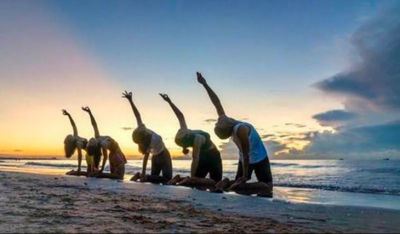 Tạo dáng xếp hình Yoga nhóm và chụp từ phía sau