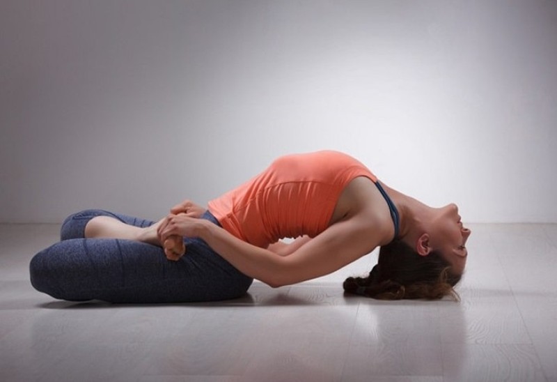 Tạo dáng Yoga chụp ảnh tư thế con cá